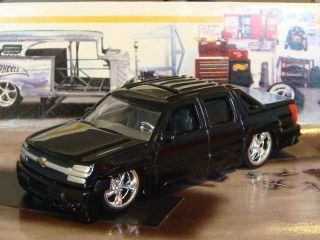 2002– 2006 Chevrolet Avalanche Crew - Cab Sport Truck 1/64 Scale Limited Edition S