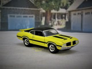 70 1970 Oldsmobile Cutlass 442 W - 31 Holiday Coupe Collectible 1/64 Scale Model