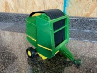 1/16 Ertl John Deere Round Baler - Toy Tractor