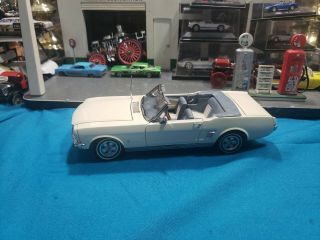 Danbury,  1966 Ford Mustang Convertible,  1/24 scale die cast model, 2