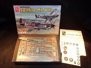 Vintage Amt 1:48 Wwii Supermarine Spitfire Mk Viii Plastic Model Airplane Kit