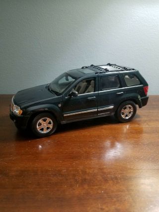 Maisto 2005 Jeep Grand Cherokee 1/18 Scale Diecast Car Special Edition
