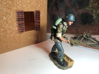 King & Country Waffen SS German Soldier Tank Ambush 2004 Holding Missile 3