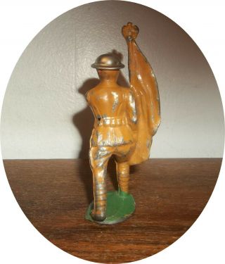 INVC287 NEAT Soldier Marching with Flag Tin Helmet Barclay / Manoil 2
