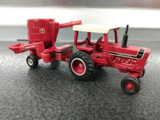 1/64 Ertl International Tractor W Ih Grinder/ Mixer
