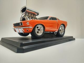 Muscle Machines 1966 Ford Mustang Fastback 1:18 Scale & Mounting Stand Orange