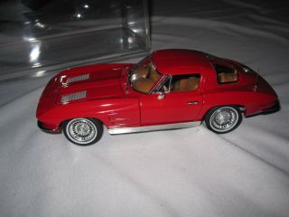 1963 Chevrolet Corvette Sting Ray Coupe Diecast Car 1:24 Red