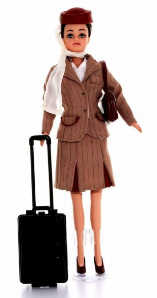 Figurine Poupée Hôtesse De L’air Emirates 32 Cm