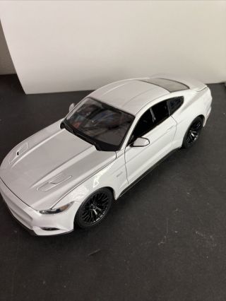 Maisto Special Edition 2015 Ford Mustang Gt Pure White With Black Wheels No Box