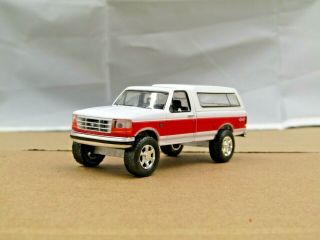 1/64 Dcp/greenlight Custom Lifted White/red Ford F150 Pick Up Truck No Box