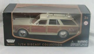 Motor Max 1979 Chrysler Lebaron Town & Country Wagon 1:24 Scale Diecast