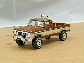Dcp/greenlight Custom Lifted Brown/creme 1979 Ford F - 150 Pickup Off Road 1/64