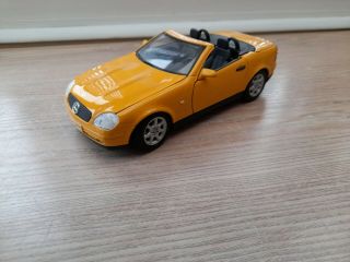 1:18 Die Cast Mercedes - Benz Slk 230 Yellow By Maisto (defects)