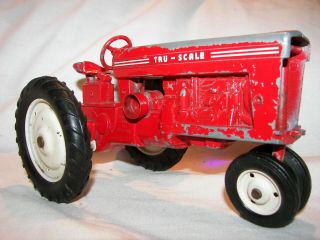 Vintage Carter Tru - Scale Farm Tractor 401 Narrow Front 1/16 Scale Die - Cast 1970s