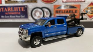 2018 Chevrolet Silverado 3500 Wrecker Tow Truck Greenlight 1:64 Dually Blue