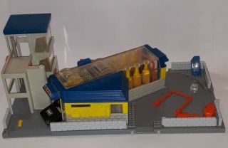 Micro Machine Car Wash City By Galoob 1989.  Size 9 1/2 In.  X 4 3/4 In.