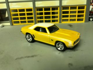 1/64 1969 Chevy Camaro Ss Pearl Yellow - White Top/gray Int/396 4 Sp/rubber Tires
