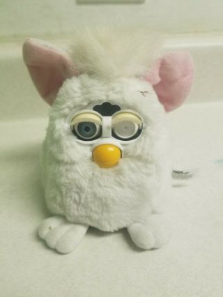 1999 Tiger Electronics White Furby Babies Baby Pink Ears 70 - 940 Missing Eye