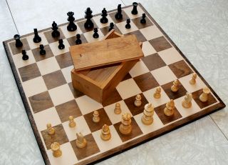 Vintage 1970s Alasco Cavaliers Vissos Screwed Knights Chess Set W/ Board France