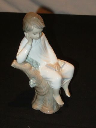 Lladro 4876 Thinking Boy Sitting On Tree Stump Porcelaine Figurine Retired