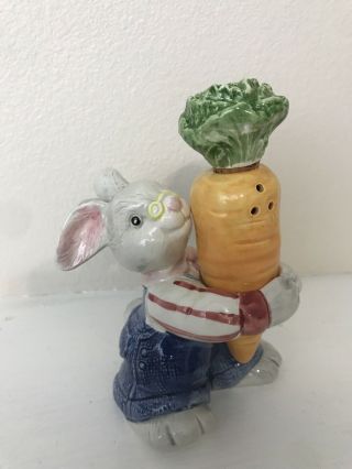 1994 Fitz & Floyd Bunny Rabbit Holding Carrot Salt & Pepper Shakers 2