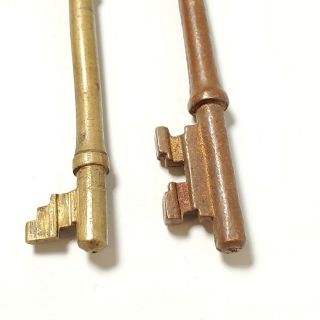 2 Vtg Unique Antique Brass Solid Barrel Skeleton Keys Approx 3 1/8 