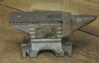 L329 - Vintage 8 Lb Milwaukee Tool Co Montgomery Ward Anvil No.  300 V58