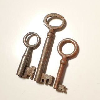 3 Vtg Unique Open Barrel Antique Skeleton Keys In A Variety Of Cuts And Sizes