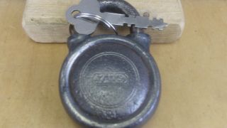 Antique/vintage Yale 324 Padlock W/key 7