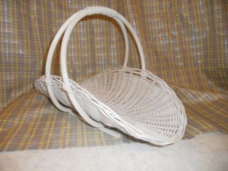 Vtg Double Handle Shallow White Wicker Basket Great For Home Decor Or Wedding