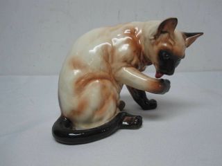 Vintage Andrea By Sadek Siamese Cat Figurine Licking Its Paw 5 1/4 "