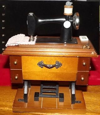 Vintage Berkeley Designs Music Box Sewing Machine - Buttons And Bows
