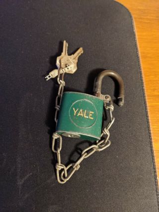 VINTAGE YALE PADLOCK W/ KEY AND CHAIN - GREEN 2
