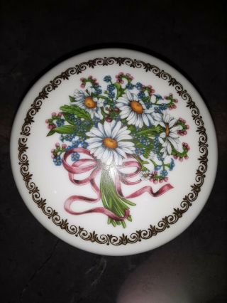 Heritage House Classics White Porcelain Music Box W/ Daisies Plays " Yesterday "