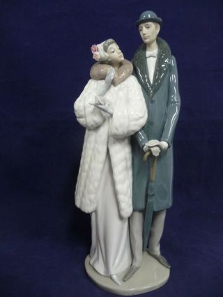 Pre - Owned Lladro 14.  5 " Figurine Of A Man & Woman " On The Town " - 1452 - Retired