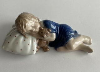Royal Copenhagen Figurine 675 Little Girl Sleeping With Teddy Bear