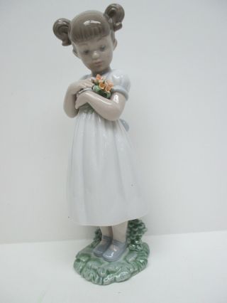 Lladro " Flowers For Mom " 8021 Girl With Flowers 8 " Tall