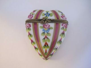Signed Limoges France Peint Main Heart With Roses Hinged Trinket Box