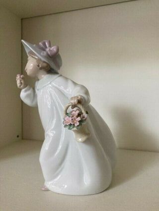 Lladro Figurine ROMANCE Girl with flower basket 6683 retired 2005 2