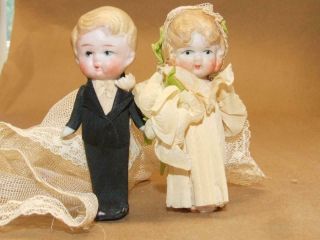 Vtg 1930s Porcelain Bride & Groom Wedding Cake Topper Corn Husk Clothing 3.  5 "