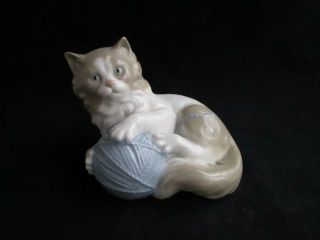 Lladro Nao Kitten Cat W/ Yarn Ball Porcelain Glazed Figurine 1978 Retired Spain