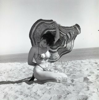 1950s Negative - Sexy Pinup Girl Gigi Frost In Bikini At The Beach T280490