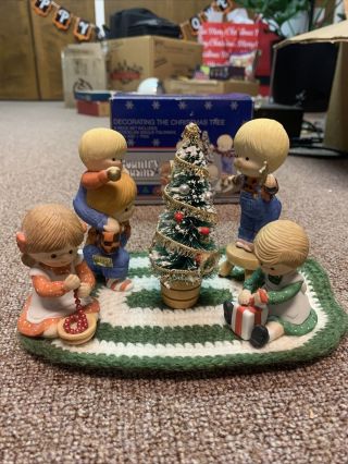 Country Cousins Decorating The Christmas Tree Enesco E - 5558 Taiwan 1984 Complete