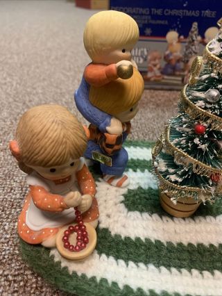 Country Cousins Decorating The Christmas Tree Enesco E - 5558 Taiwan 1984 Complete 2