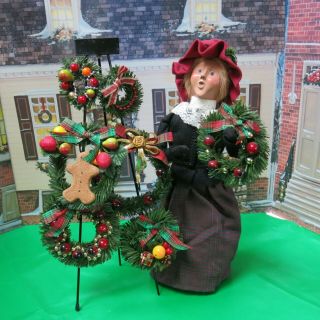 Byers Choice Lady With Wreaths On Stand From 1997