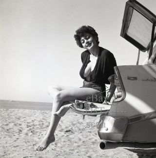 1950s Negative - Sexy Pinup Girl Gigi Frost With Car At The Beach T280492