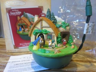 2004 Hallmark Disney Snow White And The 7 Dwarfs Music Magic Motion Ornament