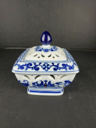 Vintage Bombay Company Blue & White Porcelain Potpourri Bowl Lid Covered Euc