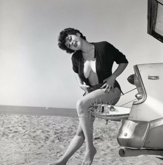1950s Negative - Sexy Pinup Girl Gigi Frost With Car At The Beach T280494