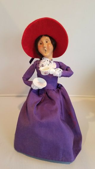 2004 Byers Choice Carolers - Red Hat Lady Sitting In A Wicker Chair With Tea Cup